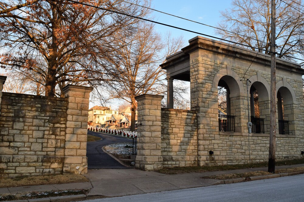 Miller_Street_entrance,_Jefferson_City_National_Cemetery.jpg